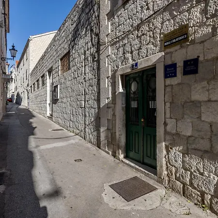 Sara Apartment Split