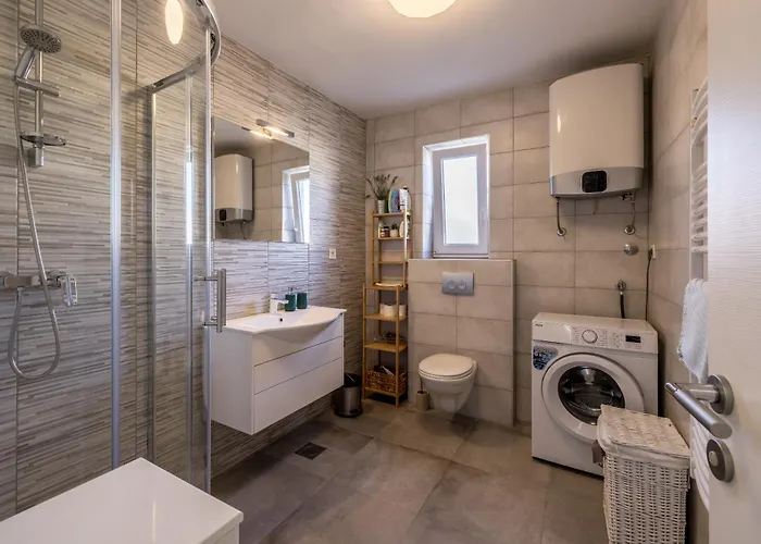 Sara Apartment Split